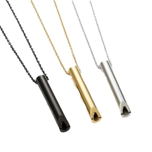 Collana per respirazione consapevole in nero, oro e argento con ciondoli cilindrici
