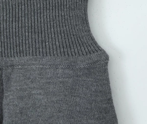 Macro du tissu tricoté gris montrant les détails des textures en côtes et jersey
