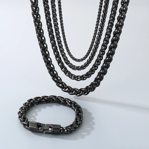 Vue détaillée de l'ensemble collier et bracelet multicouche en acier noir poli