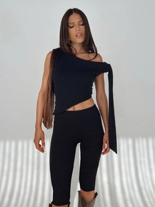 Schwarzes Damen-Set mit Ein-Schulter-Oberteil und schmaler Hose für einen modischen Look
