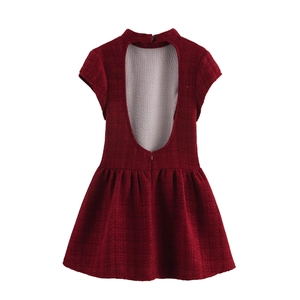 Robe dos nu en tweed bordeaux élégante avec manches courtes et jupe plissée sur fond blanc