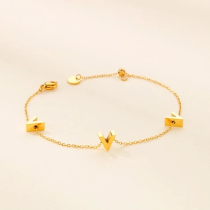 Detailed view of the 18K gold plated V-shaped pendant bracelet with adjustable lobster clasp