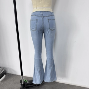 Vue détaillée des poches arrière et de l'ourlet évasé du jean en denim bleu clair