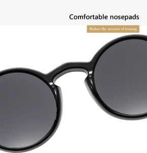 Detail van de comfortabele neuspads op zwarte retro zonnebrillen voor minder draagdruk