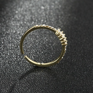 Bague ouverte dorée ajustable ornée de zircons étincelants au design minimaliste