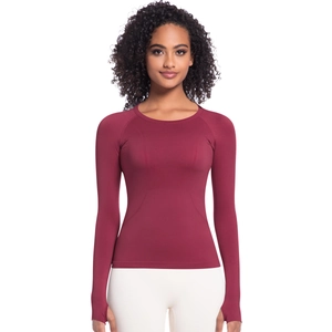 Dettaglio maglia sportiva bordeaux slim-fit con asole per i pollici per lo yoga e fitness