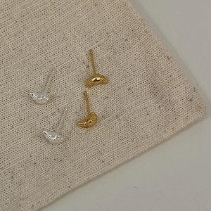 Detailed close-up of 925 silver croissant stud earrings in gold and silver finishes
