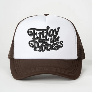 Casquette trucker marron et blanc avec broderie Enjoy the process et maille réglable