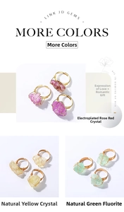 Detalle de anillos de cristal natural envueltos en alambre con bandas doradas ajustables