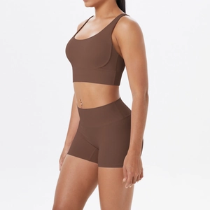 Vue détaillée de côté d'un ensemble de yoga marron mat avec brassière et short
