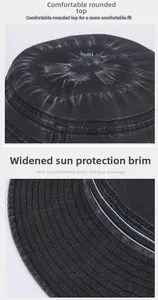Détail d'un chapeau bob en denim noir délavé avec bord large de 8cm et coutures