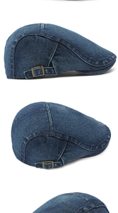 Détail du béret en denim délavé avec une boucle latérale réglable en métal bronze