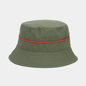 Détail du chapeau de soleil imperméable vert olive avec œillets métalliques aérés