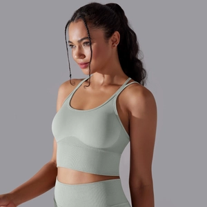 Gros plan du soutien-gorge de sport côtelé vert sauge avec bande élastique de maintien