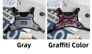 Detail von grauen und Graffiti-Stil taktischen Brusttaschen mit verstellbaren Trägern