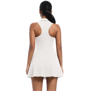 Détail d'une robe de tennis blanche sans manches avec dos nageur et col polo élégant