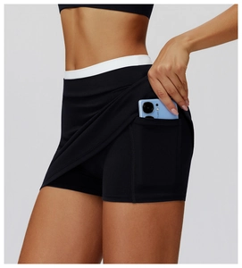 Dettaglio gonnellino sportivo a vita alta con pantaloncini interni e tasca porta cellulare