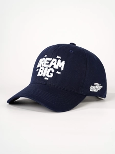 Detail der marineblauen Baumwoll-Baseballkappe mit weißem DREAM BIG Stickerei-Logo