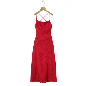 Robe midi rouge en jacquard à fleurs avec fines bretelles sur cintre en bois