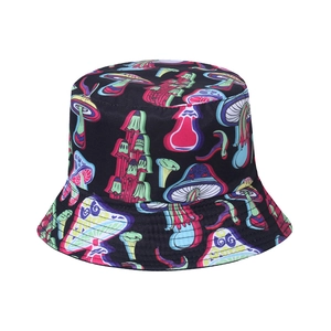 Chapeau de soleil femme avec motif de champignons psychédéliques sur fond noir