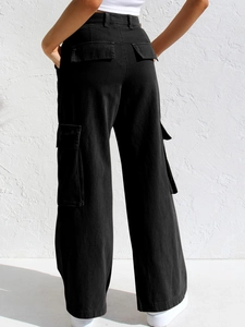 Rückansicht schwarzer Cargo-Jeans mit hoher Taille und großen Seitentaschen