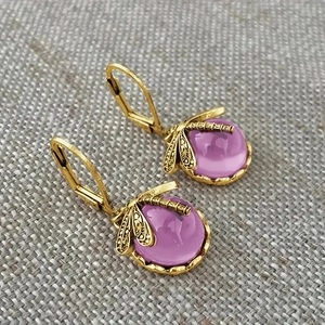 Detailansicht der Vintage-Libellenohrringe mit lila Steinen und goldenen Brisur-Haken