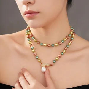 Collana a due fili di perle colorate con ciondolo a foglia d'oro e goccia di perla