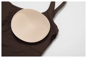 Détail d'un soutien-gorge de sport marron foncé avec insert de coussinet amovible