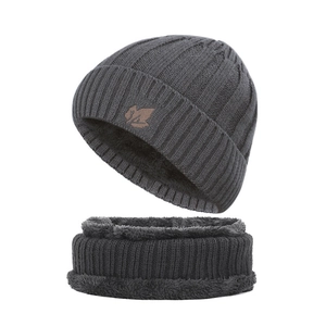 Dunkelgraues Strickmützen-Set mit Fleece-Futter, Schal und Ahornblatt-Patch für den Winter
