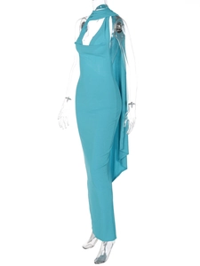 Vue latérale de robe moulante dos nu bleu cyan avec détail de châle long élégant