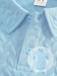Gros plan détaillé du polo bleu ciel avec motif à chevrons et étiquette au col de chemise