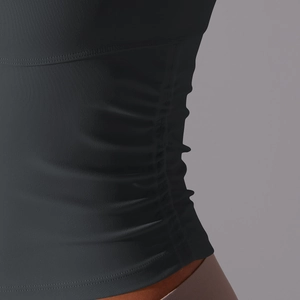 Détail de la couture plissée latérale et du tissu respirant d'un débardeur de yoga noir