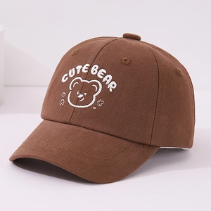 Détail de la broderie ours blanc et texte Cute Bear sur la casquette en coton marron