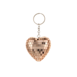 Gros plan du porte-clés boule disco en forme de cœur or rose avec miroirs réfléchissants