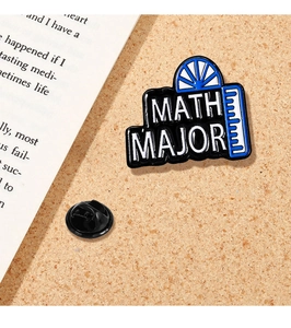Detailaufnahme der Mathe-Major-Emaille-Anstecknadel mit Winkelmesser und Lineal auf Kork