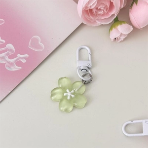 Porte-clés fleur de cerisier vert clair avec pétales en résine et fermoir mousqueton