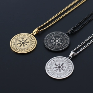 Detailliertes Trio von Wikinger-Runen-Halsketten in Gold-, Schwarz- und Silberelektronik
