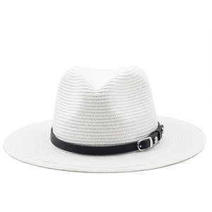 Détail du chapeau de paille blanc avec ceinture en cuir noir et boucle en métal argenté