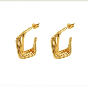 Vue détaillée des boucles d'oreilles en U triple couche avec finition or 18K