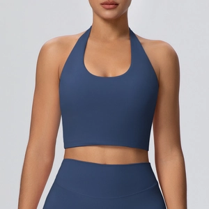 Dettaglio del reggiseno sportivo blu navy con scollo a U e cuciture fini sul bordo