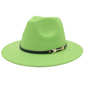 Détail d'un chapeau fedora en laine vert vif avec fine ceinture noire et boucle dorée