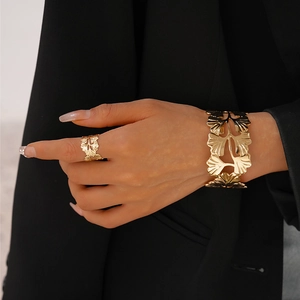 Détail de l'ensemble bague et bracelet feuille dorée évidée aux textures de ginkgo
