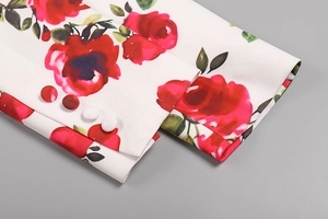 Détail de la manchette à imprimé rose avec boutons recouverts de tissu de style français