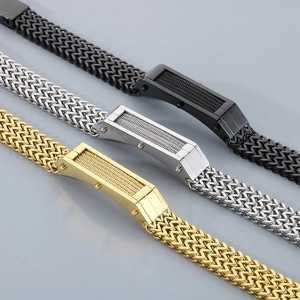 Dettaglio di bracciali da motociclista intrecciati in acciaio nei colori nero, oro e argento