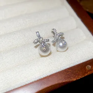 Glinsterende strik parel oorbellen in zilver, elegante en minimalistische sieraden voor dames