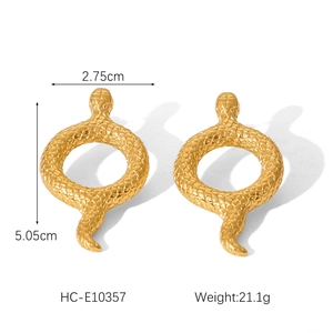 Detailed view of 18K gold snake earrings showing size 5.05x2.75cm and 21.1g weight