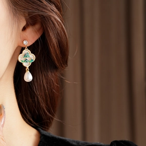 Détails de boucles d'oreilles fleur en or avec émail vert et perle en forme de goutte