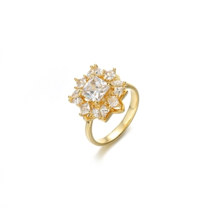 Detail van een goudkleurige bloemring met vierkante zirkonia en marquise geslepen stenen