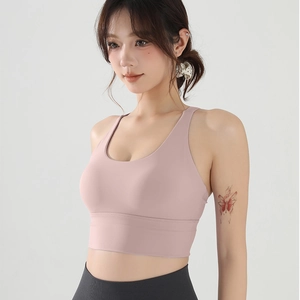 Gros plan sur le soutien-gorge de sport rose Morandi avec tissu élastique sans couture