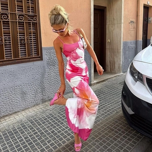 Détails d'une robe longue moulante avec imprimé floral rose et tissu léger fluide